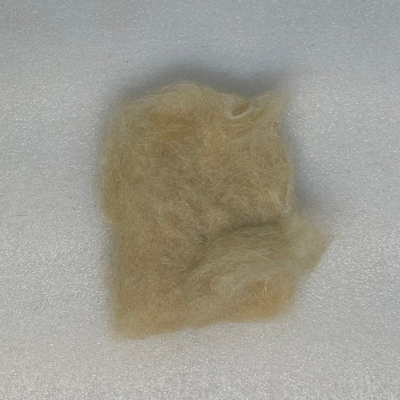 Light tan dubbing fibers clump