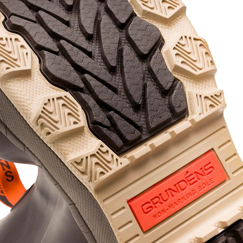 Rubber outsole with deep tread and GRUNDENS logo plate