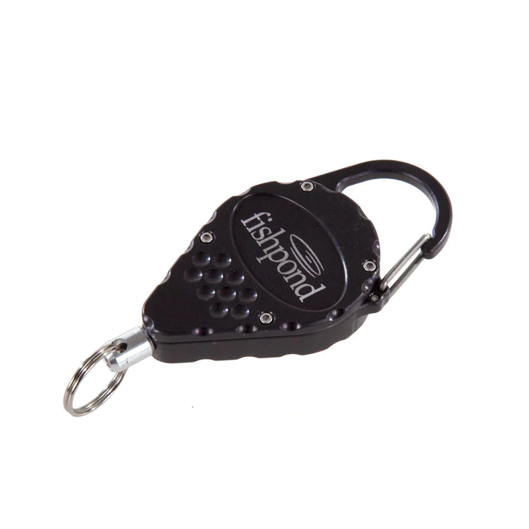 Fishpond Arrowhead Retractor, black retracting clip with metal carabiner