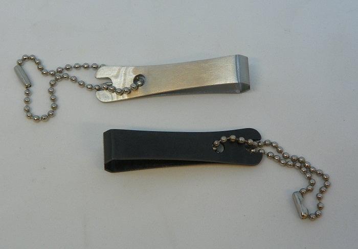 Dr. Slick Eco nippers with black handle and silver metal, ball-chain attached
